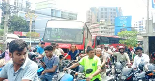 রাজশাহীতে কাটতে শুরু করেছে তেল সংকট, কমেনি ভোগান্তি